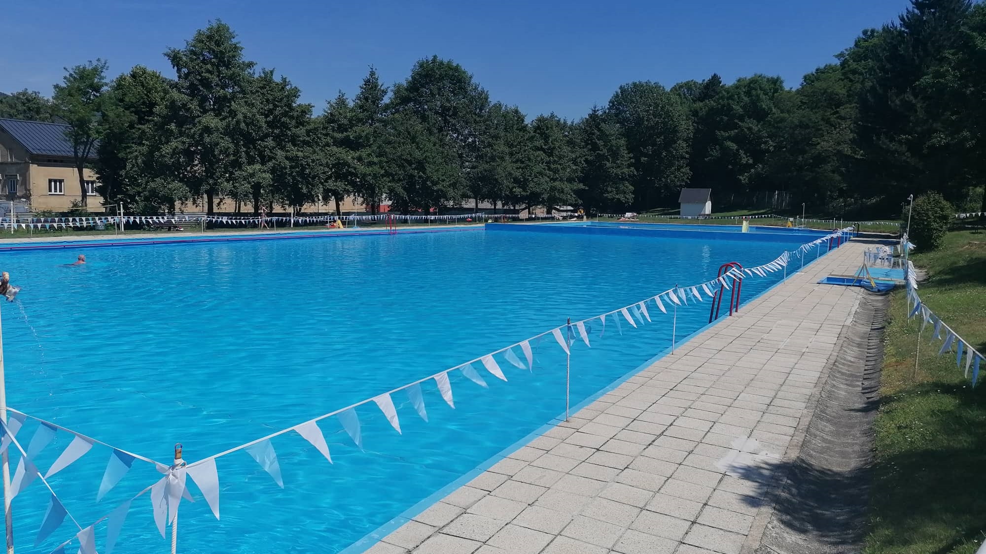 Foto: V Jílovém se ve středu otevřelo městské koupaliště