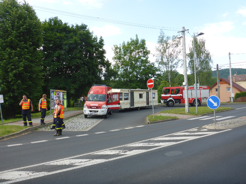 OBRAZEM: Město Jílové za pomoci dobrovolných hasičů pomáhalo umístit nový mobilheim na pozemek v Modré. Ten původní v dubnu zcela shořel