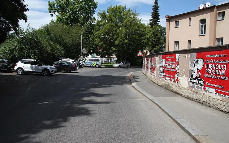 Na chodníku v Děčíně srazil neznámý řidič zpětným zrcátkem chodce. Policisté hledají vůz tohoto popisu