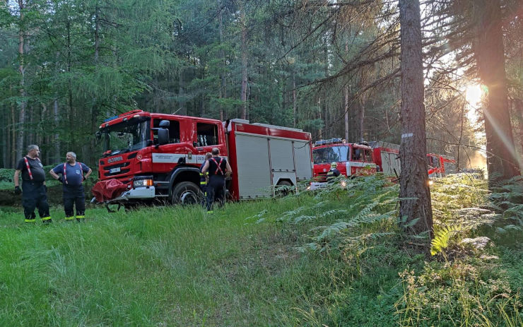 FOTO: Požár v Dolním Žlebu zaměstnává hasiče druhý den