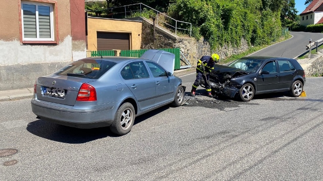 Foto: V Benešově se čelně střetla dvě auta. Na místo vyjely všechny složky IZS