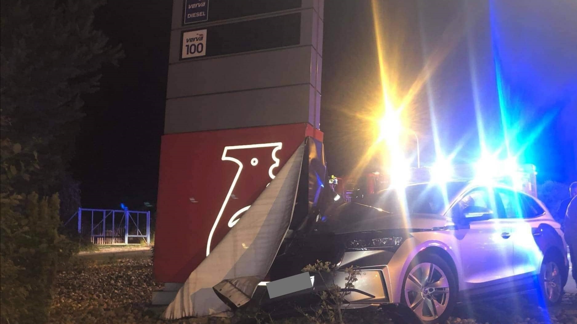 Děčín: Německý řidič havaroval u čerpací stanice. Skončil v nemocnici