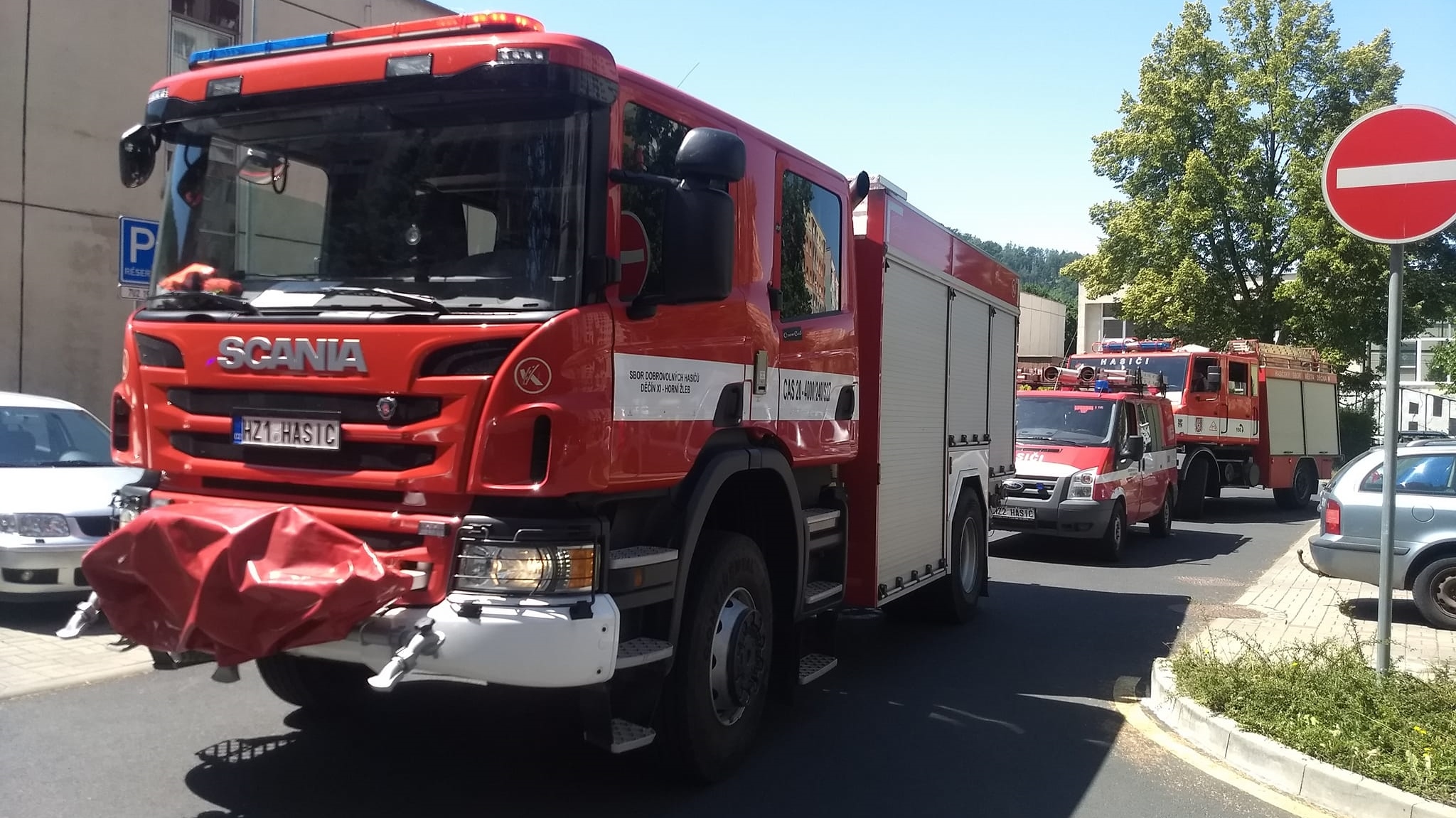 Děčín: Tři hasičské jednotky vyjížděly do Březin. V paneláku byl hlášen kouř z okna