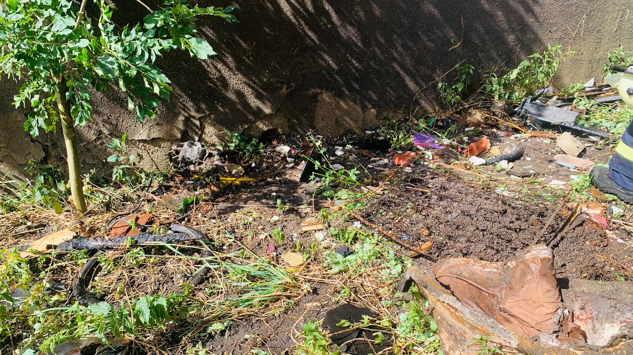 Foto: Hasiči vyjížděli do Boletic nad Labem, kde u domu hořel odpad