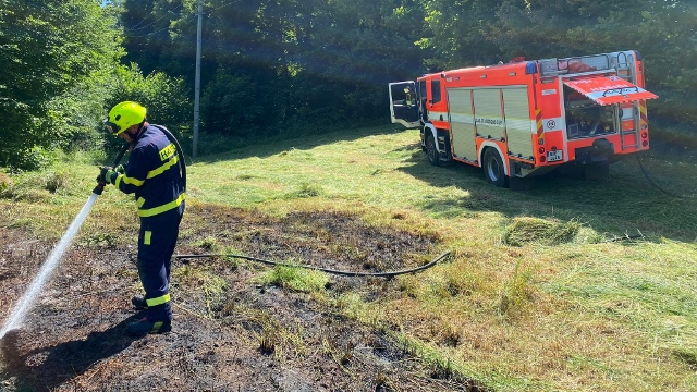 Foto: V Malé Veleni u cyklostezky hořela tráva. Na místo vyjeli hasiči dvou jednotek