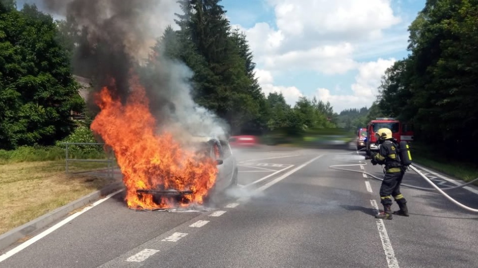 Foto: Tři jednotky hasičů likvidovaly požár auta v Lesné u Jiřetína