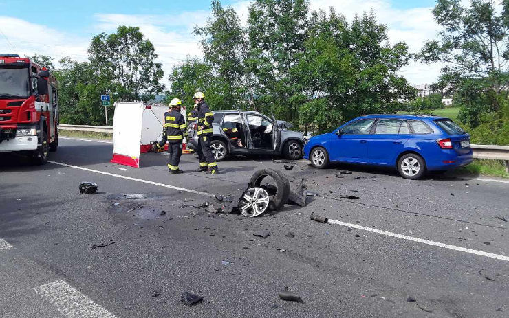 Tragická nehoda u Malšovic. Řidič osobního auta nepřežil střet s náklaďákem