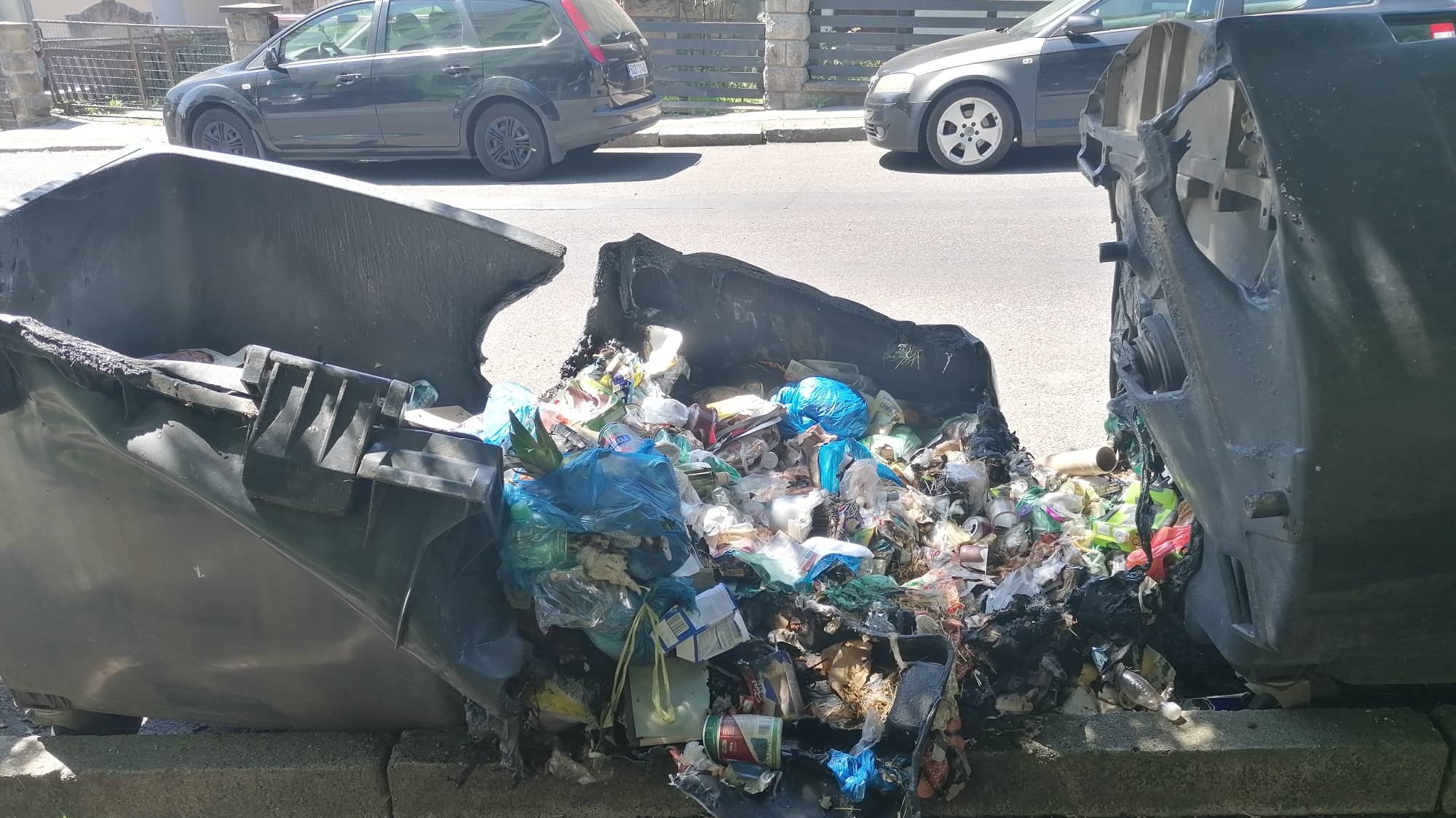 Foto: V Bynově došlo k požáru popelnic. Hořelo hned u parkoviště na okraji sídliště