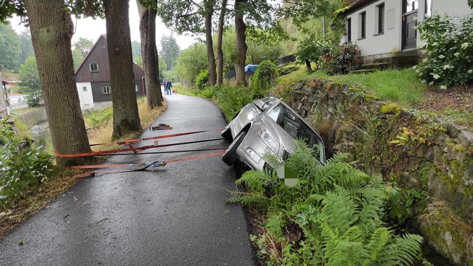 Foto: Auto skončilo v potoce. Na pomoc vyjeli hasiči, ale i místní bagristé