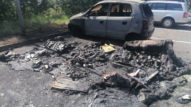 OBRAZEM: V pátek večer v Bynově shořelo několik popelnic a auto. V sobotu ráno se hasiči do Bynova opět vrátili. Šlo o nehodu dvou aut