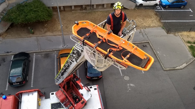 FOTO: Hasiči transportovali pacienta z horního patra domu pomocí výškové techniky