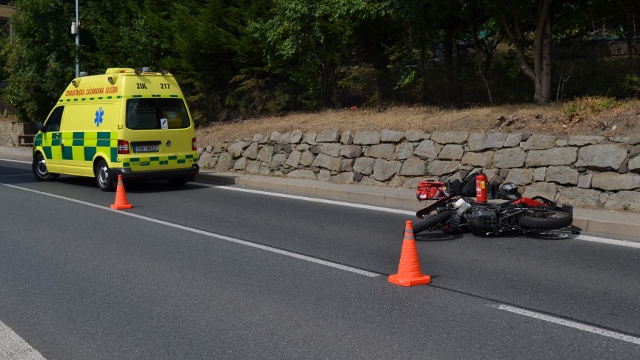 OBRAZEM: V Modré u Děčína havaroval motorkář do odbočujícího osobního automobilu