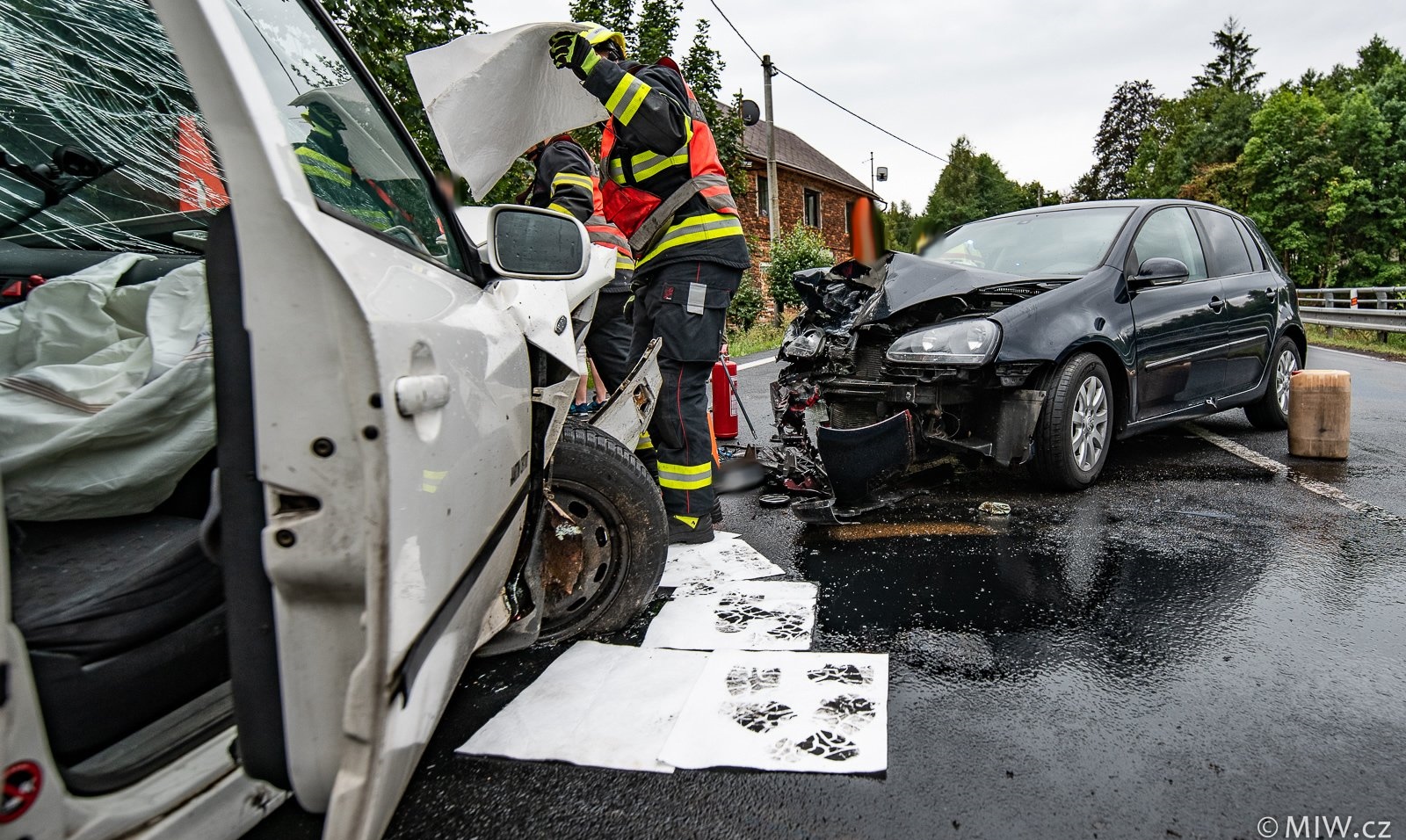 Hasiči upozorňují: Pozor na deštivé počasí a na klouzavé prachové bláto na silnici. V sobotu se v kraji několikrát bouralo