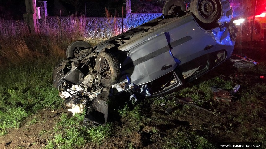 Foto: Ve Starých Křečanech došlo v neděli večer k vážné nehodě. Na místě zasahoval i vrtulník z Prahy