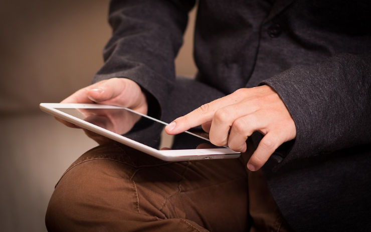 Muž se neštítil krást na návštěvě. Svou známou připravil o tablet