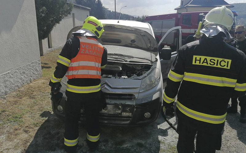 AKTUÁLNĚ: Děčínští hasiči vyjeli k požáru automobilu pohřební služby