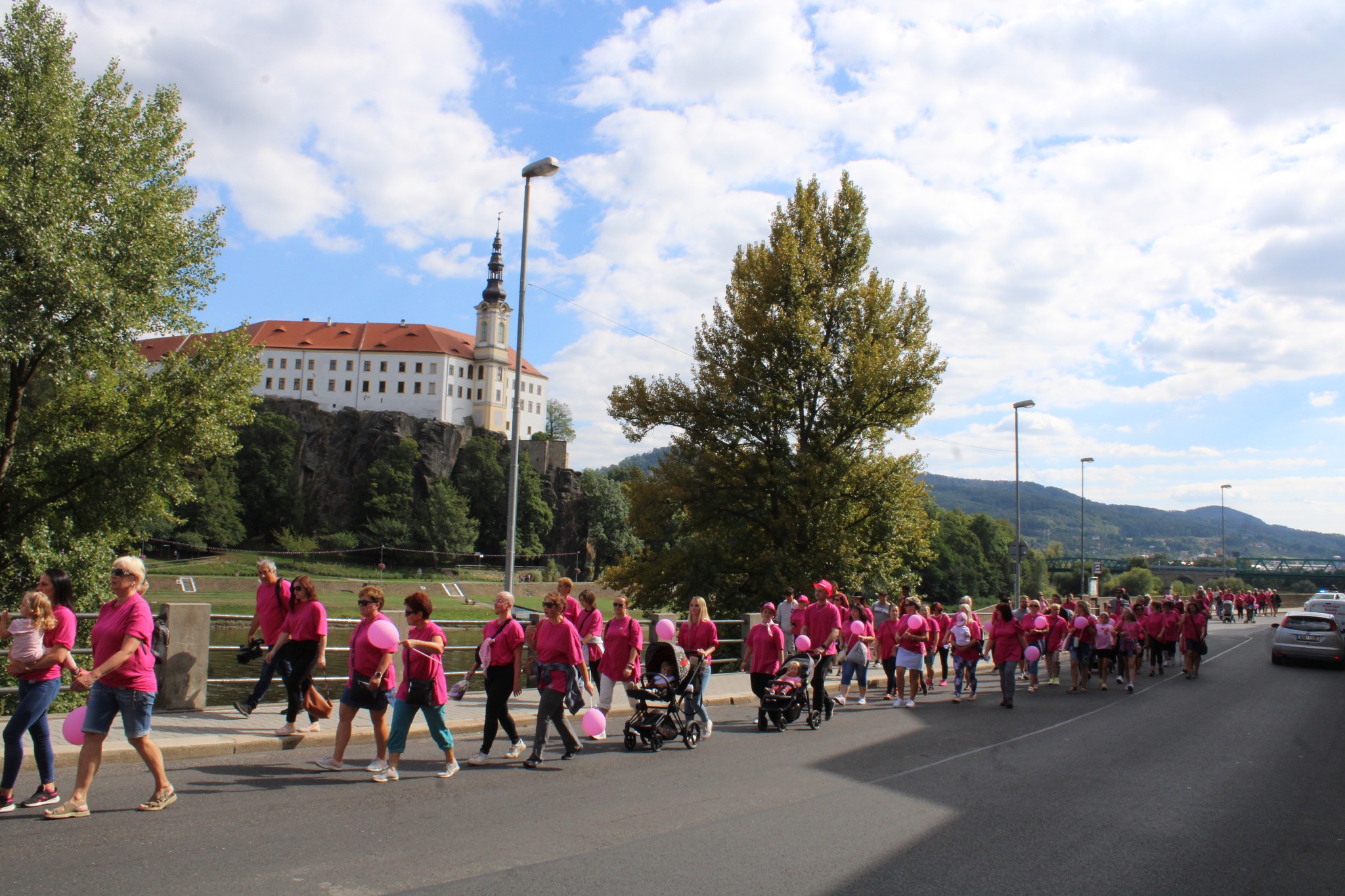 OBRAZEM: Za podpory města Děčín v sobotu přes město prošel AVON pochod za zdravá prsa