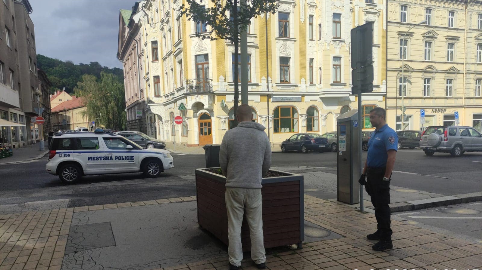 Děčín: Muž chtěl rozbít výlohu prodejny a nechat se zavřít do vězení. Kdyby tam neskončil, tak by prý někoho zabil