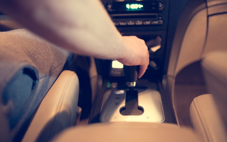 Řidiče od usednutí za volant neodradily ani čtyři zákazy! Ke své smůle narazil na policisty