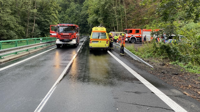 Ve Františkově nad Ploučnicí došlo k nehodě auta a motorky. Na místo vyjely všechny záchranné složky