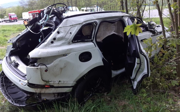 AKTUÁLNĚ: Auto skončilo u Benteleru mimo silnici, na místě zasahují záchranné složky