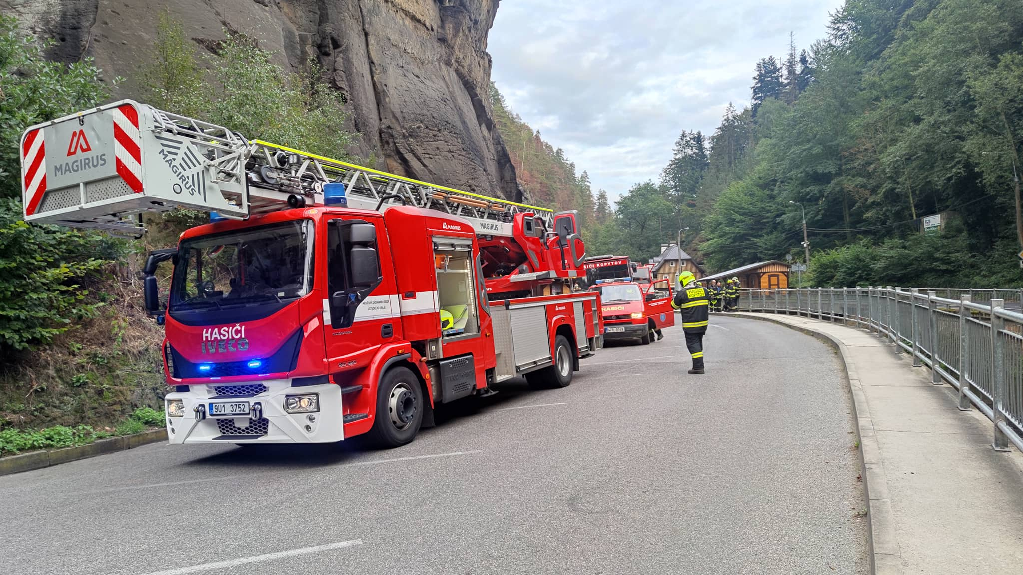 Foto: Nad Hřenskem stoupal z lesa a ze skal kouř. Na místo vyrazili hasiči