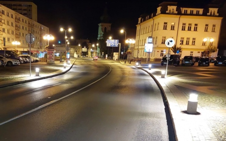 Svítící sloupky na Masarykově náměstí se dočkaly opravy