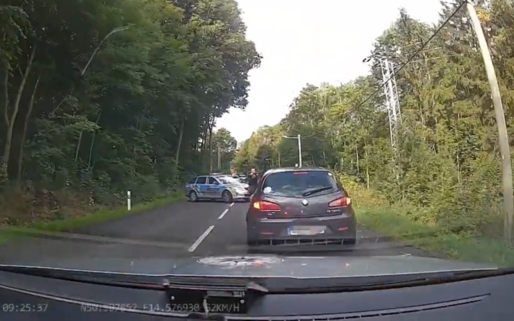 VIDEO: Zfetovaný řidič zběsile ujížděl policistům! Ohrozil ženu s kočárkem a v Německu boural, zastavila ho až namířená zbraň