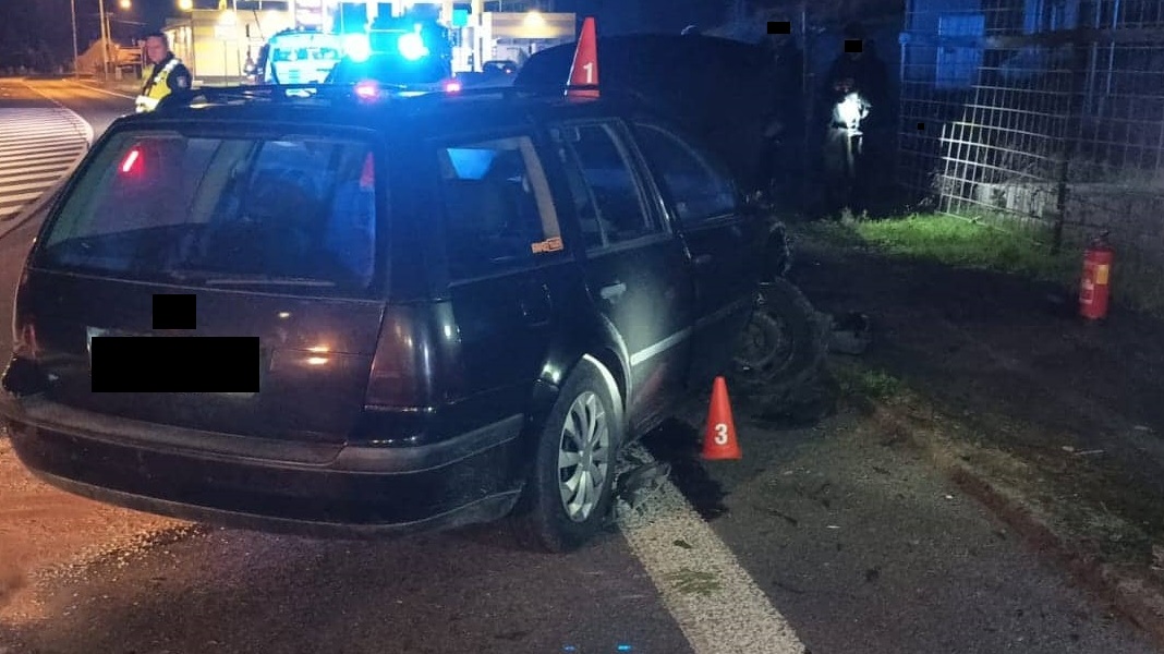 OBRAZEM: Řidička v noci před Modrou nezvládla řízení a narazila do lampy. Na místo museli i hasiči