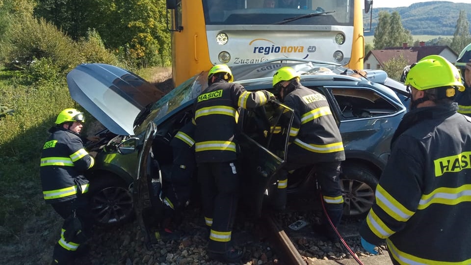 Foto: V Dolním Podluží došlo ke střetu auta s vlakem. Hasiči z vozu vyprostili jednoho zraněného