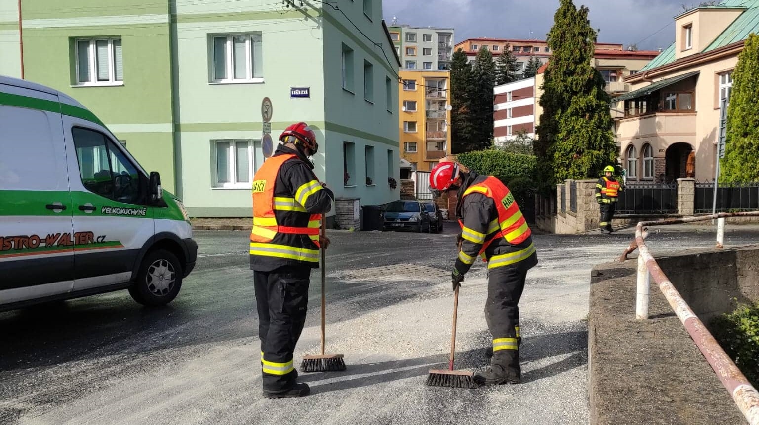 OBRAZEM: Hasiči provedli v Jílovém likvidaci uniklého oleje. K zásahu došlo na mostě, na hlavní silnici