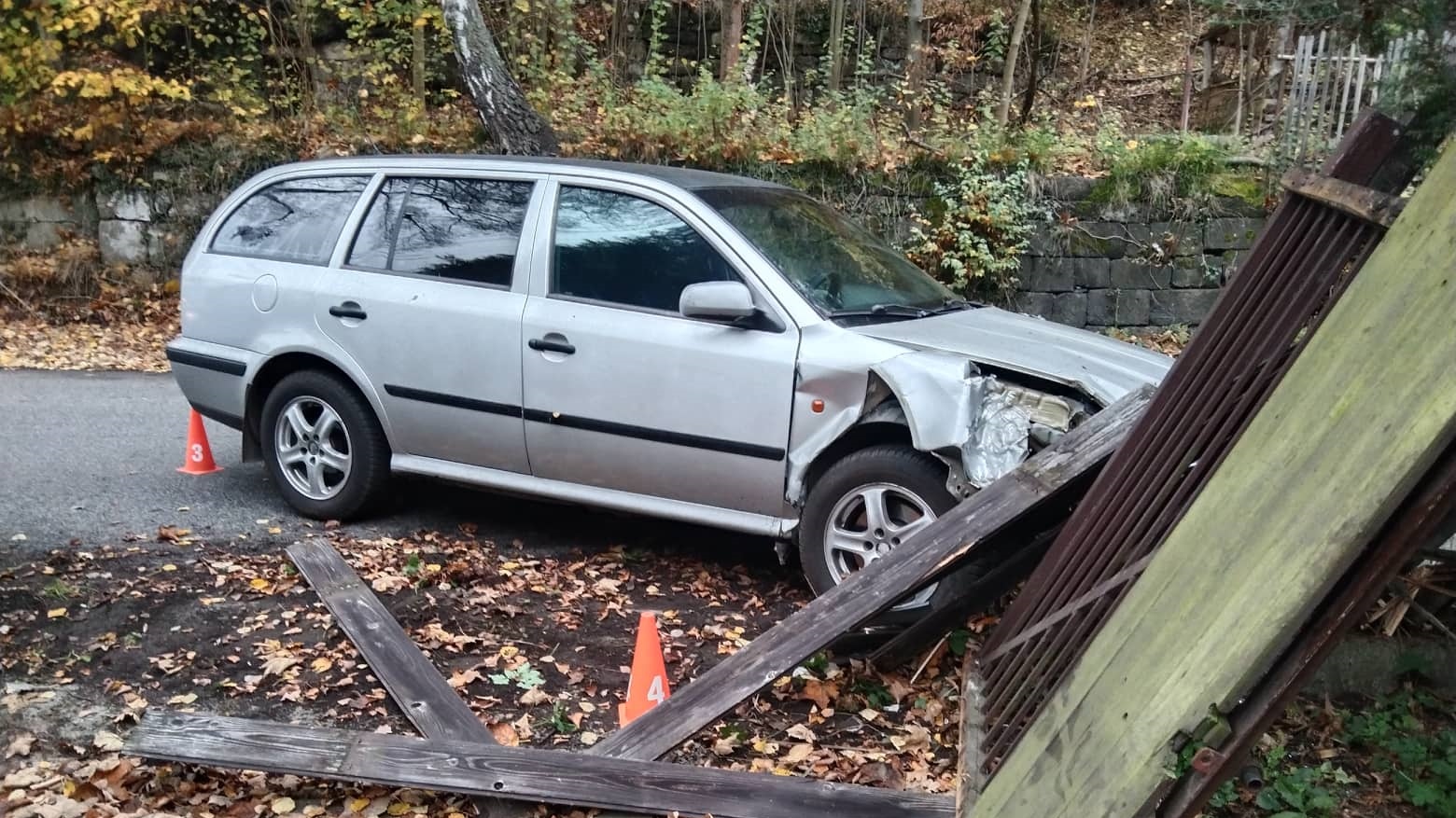 OBRAZEM: Mezi Janskou a Srbskou Kamenicí došlo k nehodě autobusu a auta