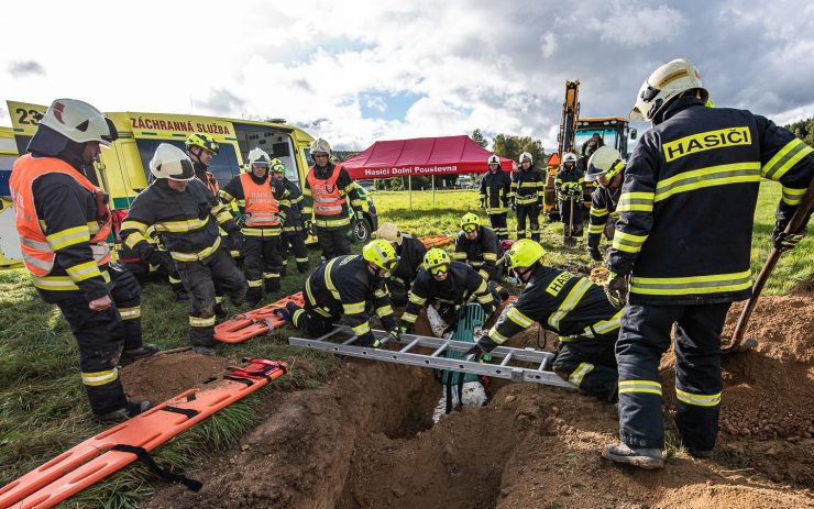 Sesuv půdy při výkopových pracích zavalil dva dělníky. Naštěstí jen cvičně