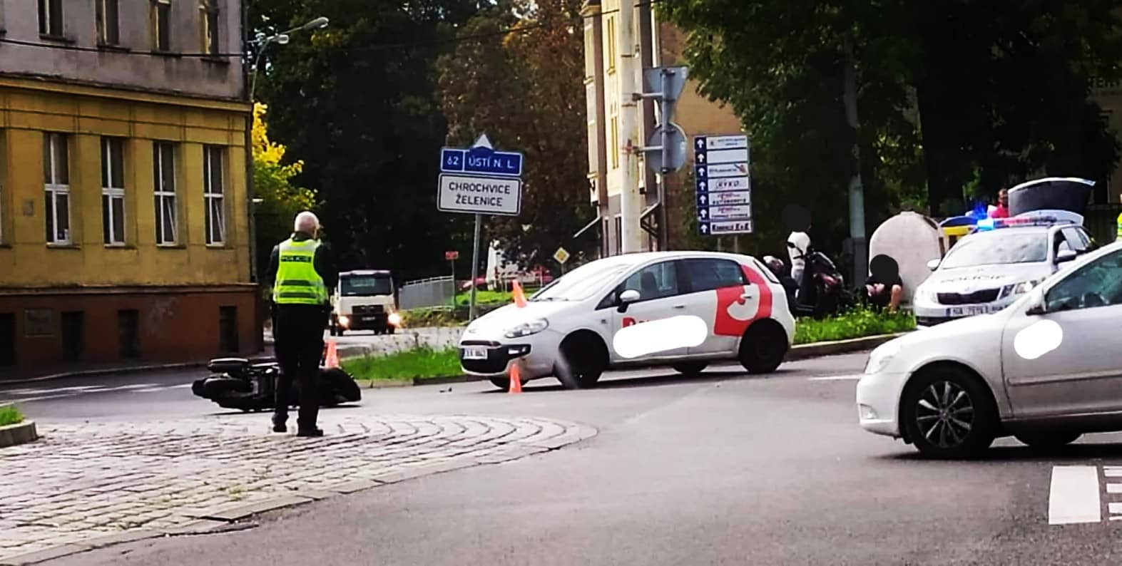 Foto: Policisté v Děčíně došetřují nehodu auta se skútrem