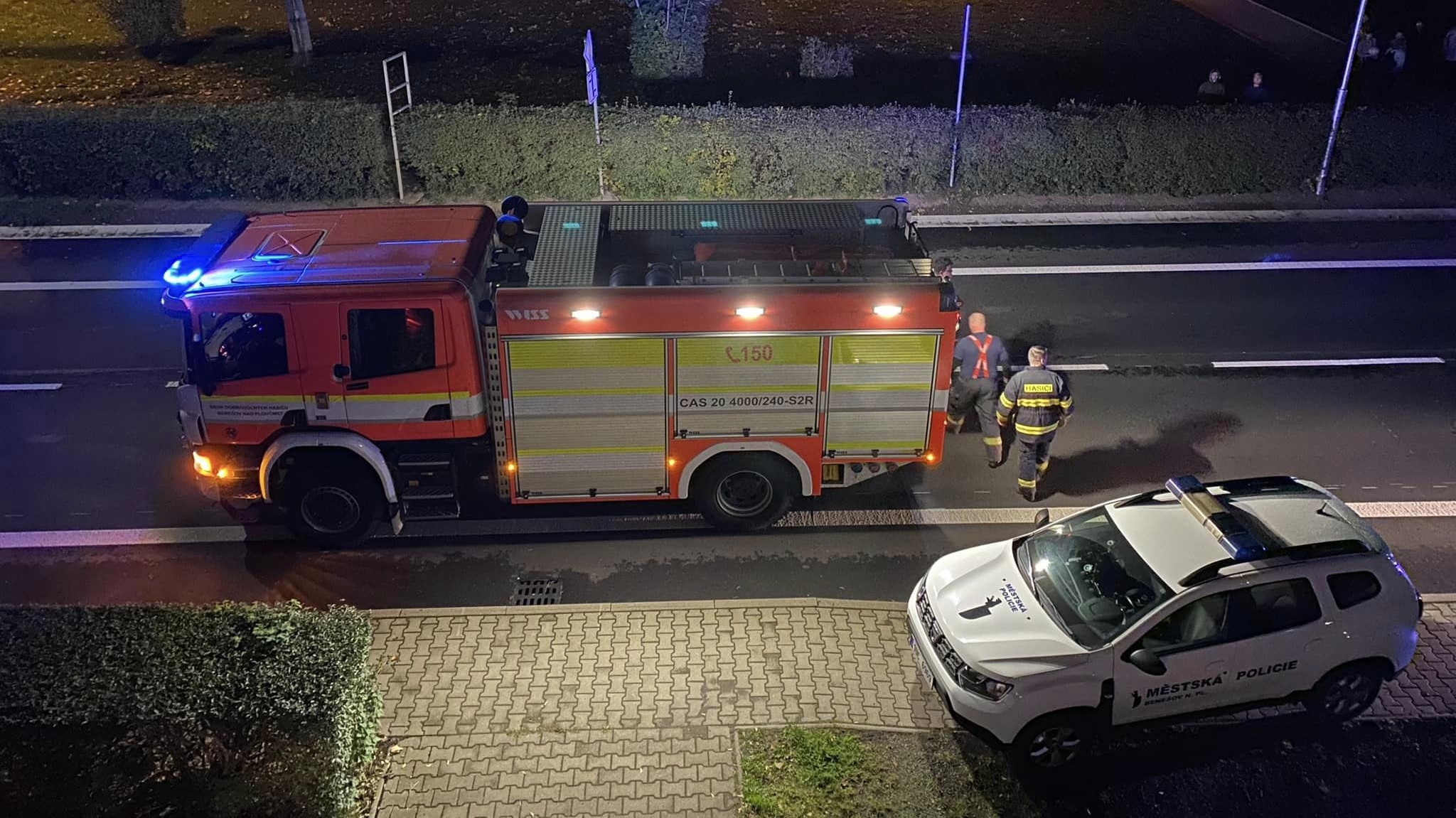 Maminka se nemohla dostat z balkonu do svého bytu, kde bylo její malé dítě. Se situací pomohli místní hasiči