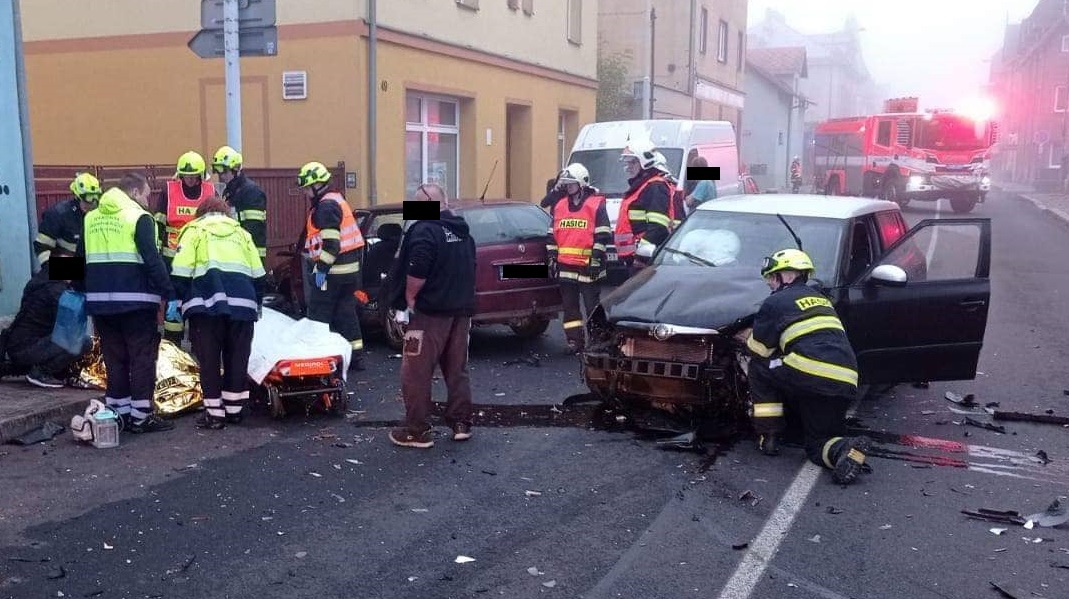 OBRAZEM: V Boleticích nad Labem v neděli ráno havarovala dvě auta. Na místo vyjely všechny složky IZS