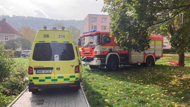 Foto: Hasiči v Benešově otevírali byt, kde byla zraněná osoba. Záchranáři ji pak odvezli do nemocnice