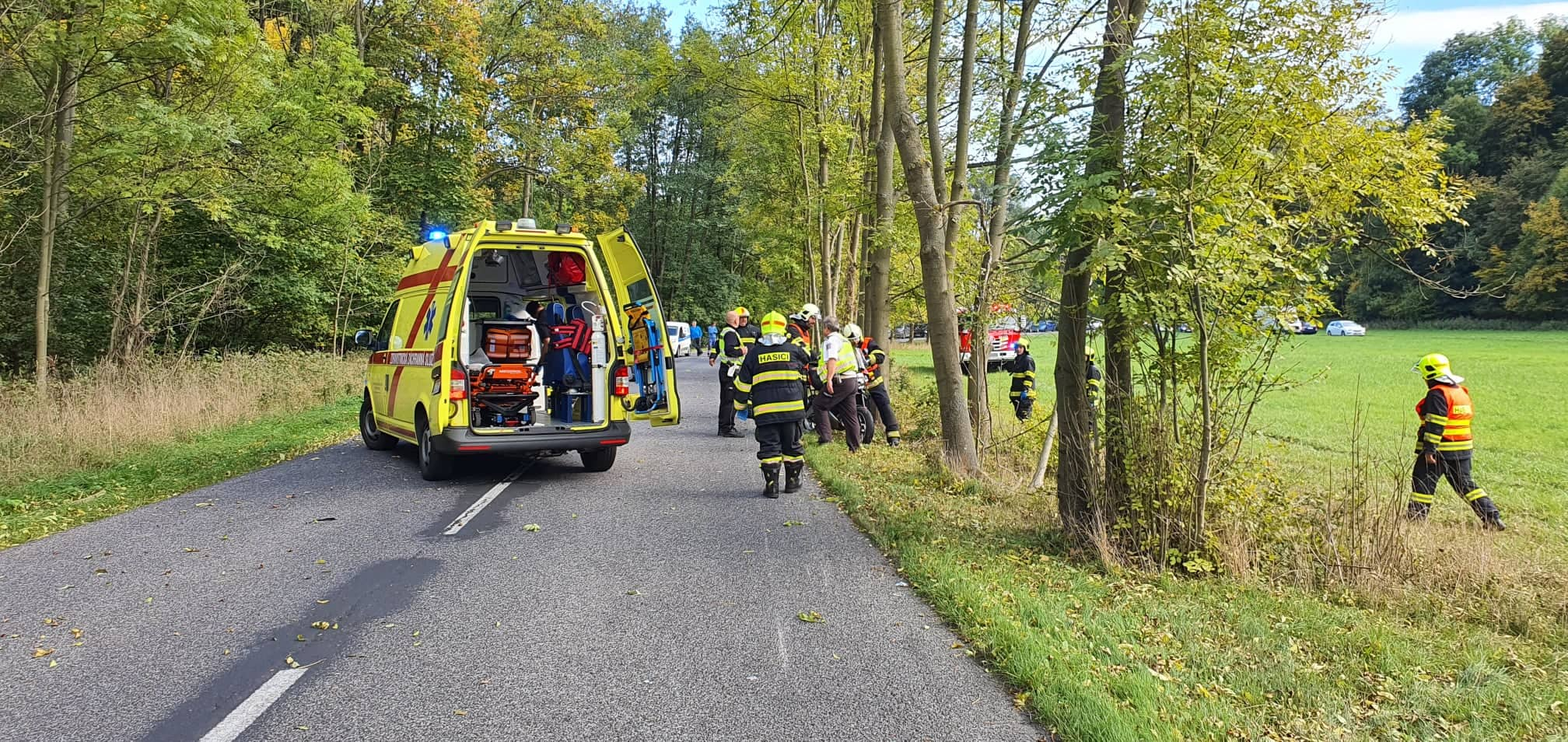 OBRAZEM: Motorkář narazil do spadlého stromu. Pro zraněného letěl vrtulník