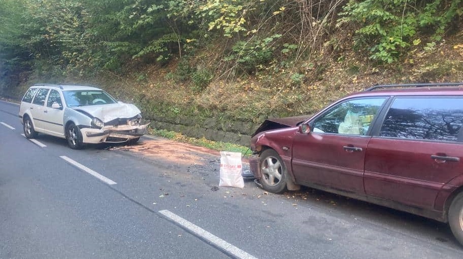 Foto: Čelní střet dvou aut uzavřel v úterý odpoledne silnici do Hřenska