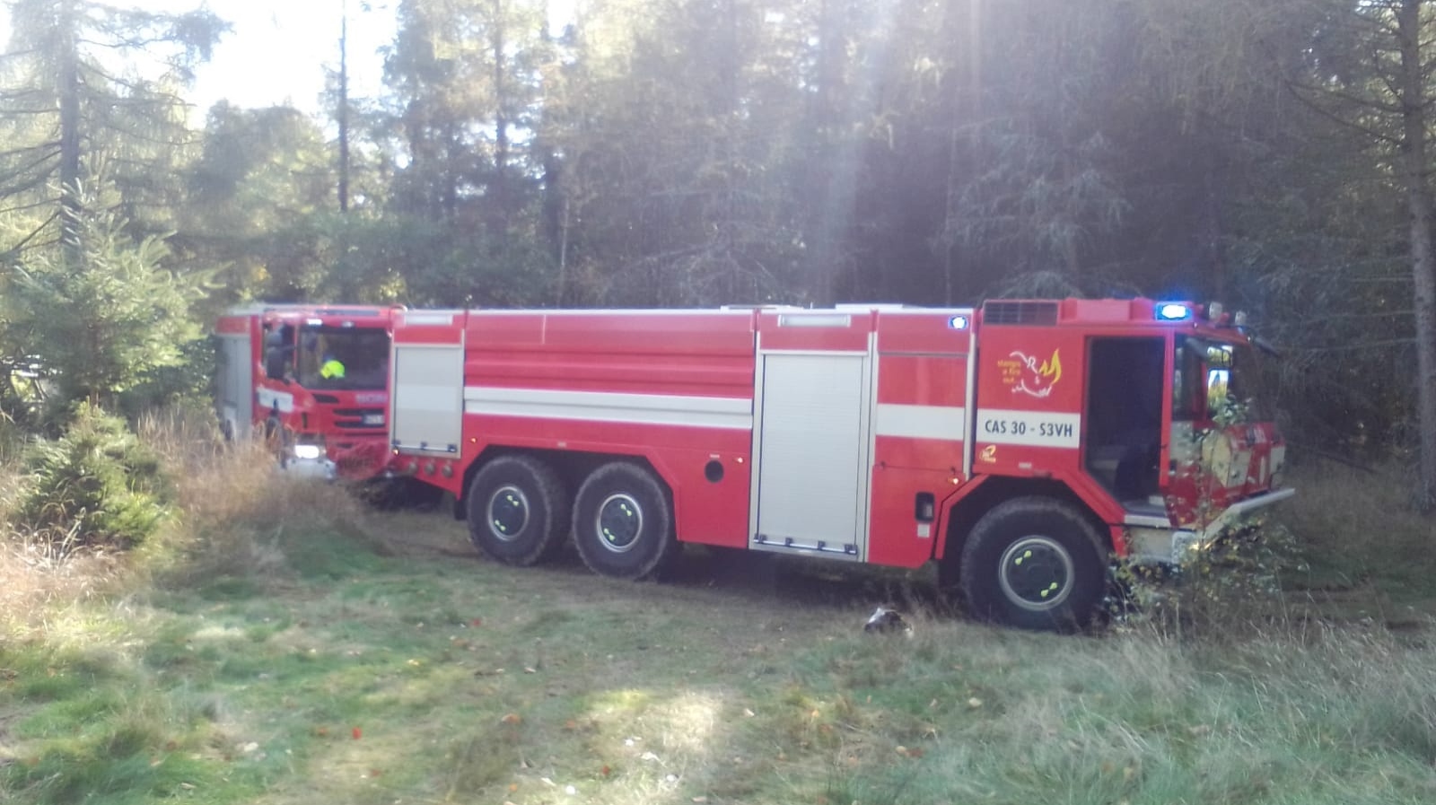 Foto: Hasiči vyjížděli k začínajícímu požáru lesního porostu. Hořelo nad Bynovem