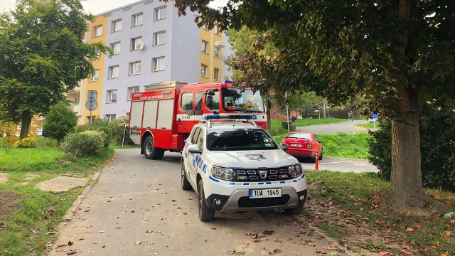 Jílové: Hasiči vyjížděli na žádost místní policie otevřít byt. Uvnitř byl nalezen senior, měl zdravotní potíže a skončil v nemocnici