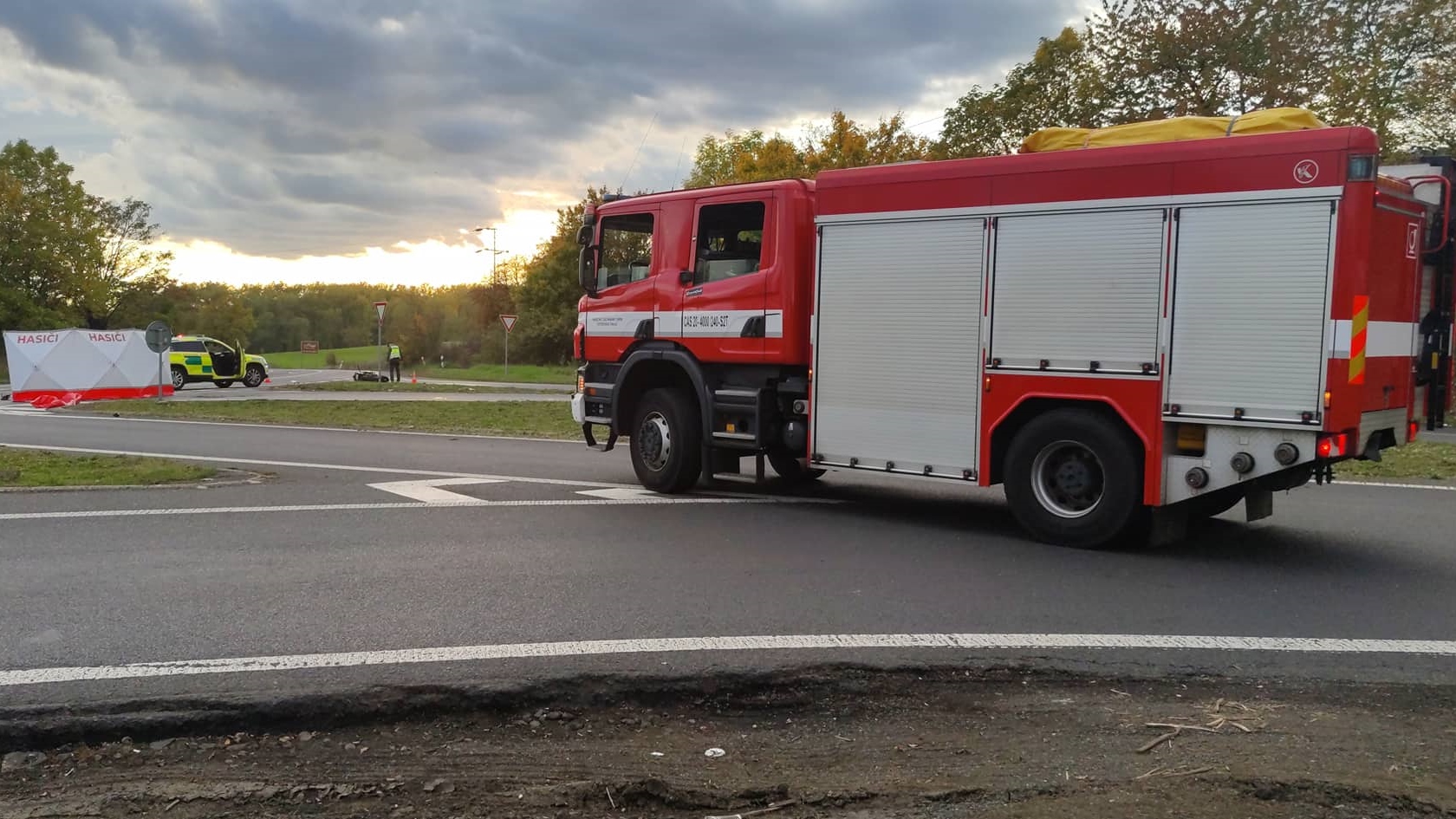 OBRAZEM: Po srážce s autem zemřel u Chlumce motorkář. Silnice byla uzavřena