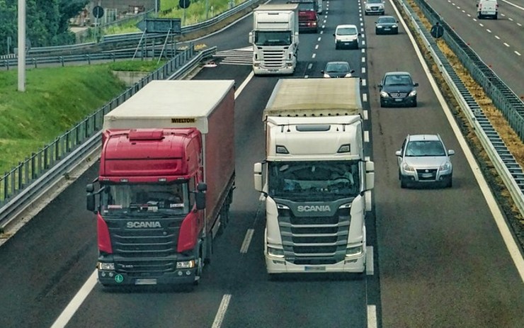 Policisté se zaměřili na náklaďáky a autobusy. Přestupku se dopustil každý třetí řidič!