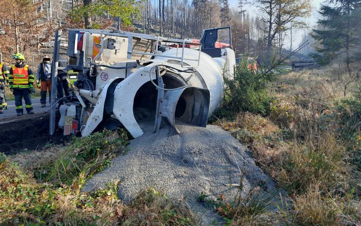 FOTO: Domíchávač betonu se převrátil na bok, řidič skončil v péči záchranky