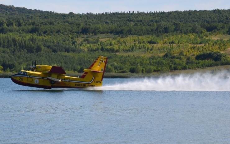 VIDEO: V Itálii se zřítilo hasičské letadlo Canadair, stejné zasahovalo i u požáru v Českém Švýcarsku