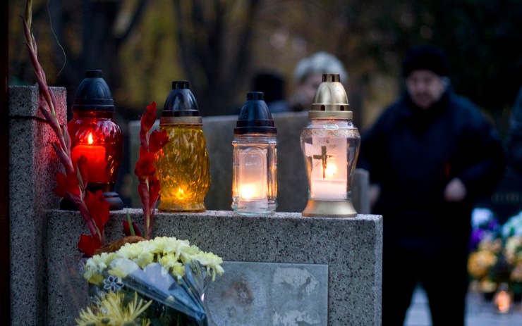 Blíží se Dušičky. Dejte si pozor na sváteční řidiče i zloděje