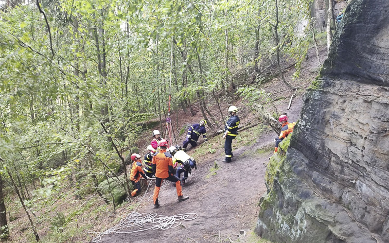 Záchranná akce ve skalách! Zraněný lezec potřeboval záchranu pomocí vrtulníku