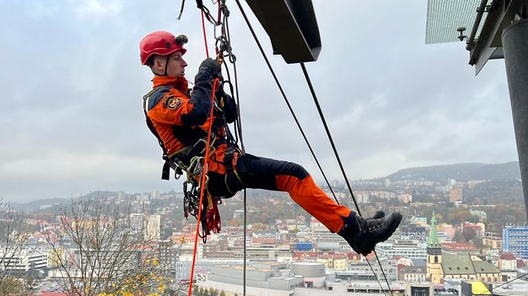 OBRAZEM: Hasiči využili odstávky lanovky, cvičili evakuaci osob