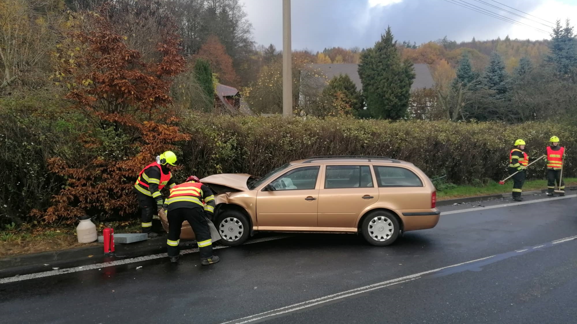 OBRAZEM: V Martiněvsi havarovala dvě auta. Na místo museli i hasiči