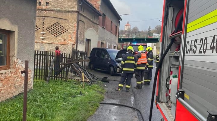 Foto: Auto narazilo do plotu a to hned u plynové přípojky. Na místo jeli hasiči, plynaři i policisté